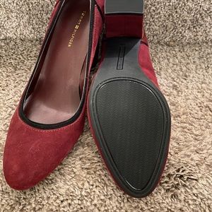 New Tommy Hilfiger burgundy suede pumps with black trim and gold accent on heel.